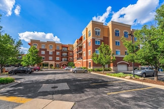 1200 N Foxdale Dr Unit 310, Addison, IL 60101