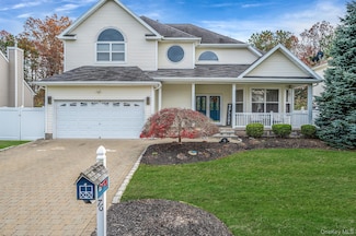 76 Blueberry Ridge Dr, Holtsville, NY 11742