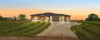21607 W Limestone Ridge St, Paola, KS 66071