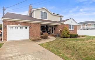 27 Coolidge Ave, Amity Harbor, NY 11701