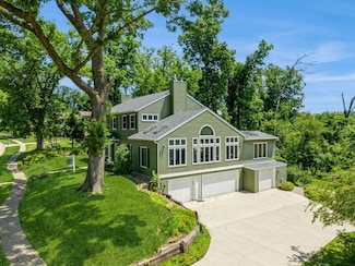 1916 Oak Knolls Ct SE, Cedar Rapids, IA 52403