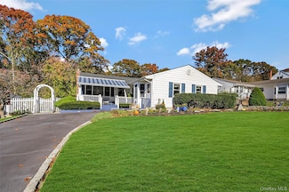 17 Washington Heights St, Selden, NY 11784