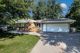 4261 Queens Way, Minnetonka, MN 55345