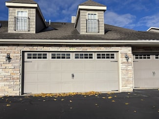 955 Buckingham Dr, Sycamore, IL 60178