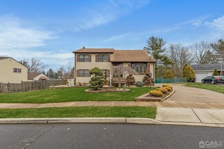 28 Dana Estates Dr, Parlin, NJ 08859