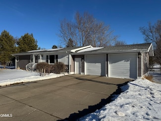 323 S Center Ave, Center, ND 58530