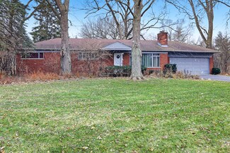 17W201 Hillside Ln, Willowbrook, IL 60527