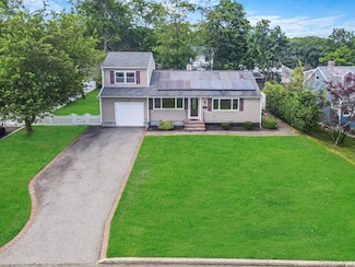5 Hileen Dr, Kings Park, NY 11754