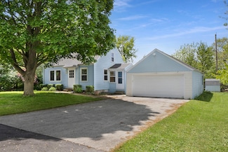 W272N2569 Apple Tree Ln, Pewaukee, WI 53072