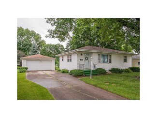 2439 Mallory St SW, Cedar Rapids, IA 52404