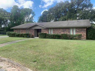 10 Lakewood Ln, Pine Bluff, AR 71603