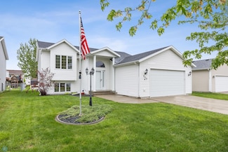 909 Homestead Ct, West Fargo, ND 58078