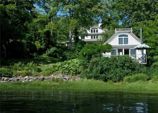 2 Lawrence Ln, Kittery Point, ME 03905