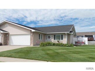 1513 Silver Maple Ln, South Sioux City, NE 68776