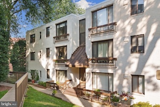2605 39th St NW Unit 303, Washington, DC 20007