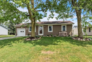 311 Golden Dr N, Topeka, IN 46571