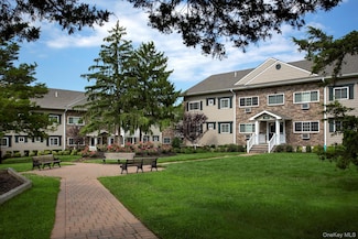 552 New Hwy Unit 2-2D, Hauppauge, NY 11788