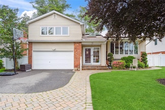 11 Robin Ln, Plainview, NY 11803