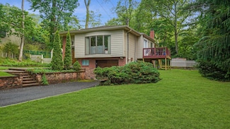 6 Sycamore Place, Smithtown, NY 11787