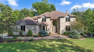 45 Meadowhill Ln, Chagrin Falls, OH 44022