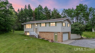 N1572 Hamilton Lake Rd, Vulcan, MI 49892