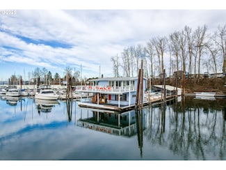 300 NE Tomahawk Island Dr Unit E10, Portland, OR 97217