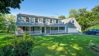 2008 Running Deer Ln, Freeport, IL 61032