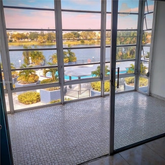 877 NE 195th St Unit 318, Miami, FL 33179
