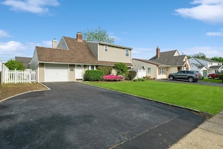 27 Apollo Ln, Hicksville, NY 11801