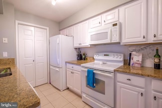 3305 Wyndham Cir Unit 250, Alexandria, VA 22302