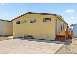 1025 S 6th St Unit 83, Harrisburg, OR 97446