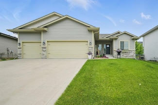 8704 Highland Oaks Dr, Johnston, IA 50131
