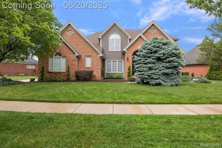 19301 Lakeland Dr, Macomb, MI 48044