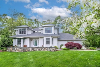9 Maplewood Dr, Danbury, CT 06811