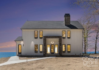 2576 Lakeshore Dr, Fennville, MI 49408