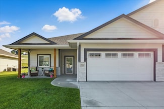 724 Oak Ridge Dr, Glenwood, IA 51534