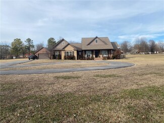 732 E Buchanan St, Prairie Grove, AR 72753