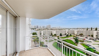 18011 Biscayne Blvd Unit 903, Aventura, FL 33160