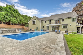34 Cedar St, Hopkinton, MA 01748