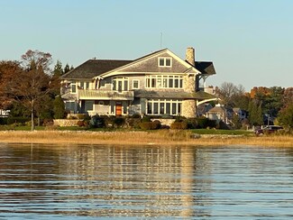 51 Willowmere Cir, Riverside, CT 06878