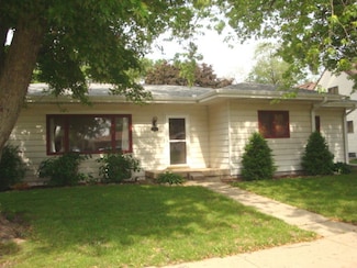 205 S 5th St, Cissna Park, IL 60924