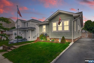 14 Elizabeth St, Rutherford, NJ 07070