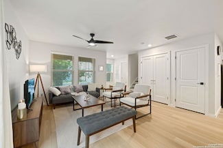 1104 S Gevers St, San Antonio, TX 78210