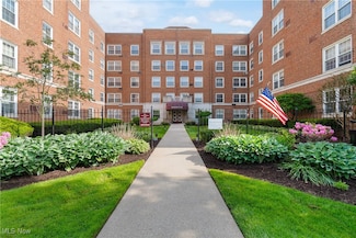 19101 Van Aken Blvd Unit 422, Shaker Heights, OH 44122