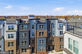 2136 Glacier Rd, Herndon, VA 20170