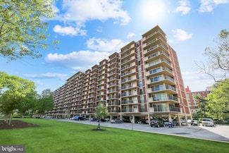 1300 Army Navy Dr Unit 604, Arlington, VA 22202