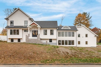 4 Lowell St, Lynnfield, MA 01940