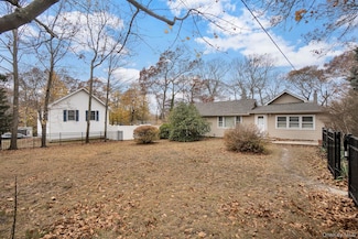 8 Evergreen Rd, Rocky Point, NY 11778