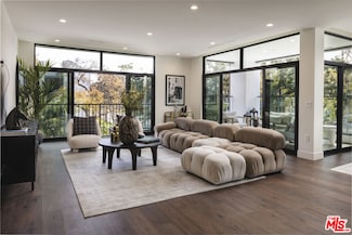 425 N Palm Dr Unit 204, Beverly Hills, CA 90210