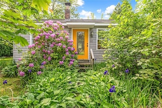 30 Wake Robin Trail, Saunderstown, RI 02874